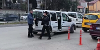 Minibüsten 20 Kaçak Göçmen Çıktı, Sürücü ve Yanındaki Kadın Tutuklandı