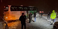 Karlı Yolda Zincirleme Kaza: 2 Yaralı