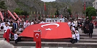 Türk Bayrağını Öperek Vali Bakan’a Teslim Etti