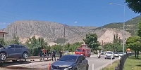 Bariyere Çarpan Otomobil Asılı Kaldı