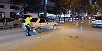 Amasya’da Yolda Kalan Otomobile Polislerden Yardım