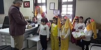 Minikler Davul Eşliğinde Mani Söyledi, Bahşişlerle Akranlarına Bayramlık Alacak
