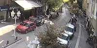 Ehliyetsiz Motosiklet Sürücüsünün Taksiye Çarpıp Yaralandığı Kaza Kamerada