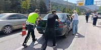 Yolda Kalan Sürücünün Yardımına Polisler Koştu