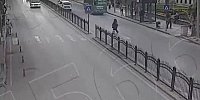 Yayaya Yol Veren Kamyonete Otomobil Çarptı; O Anlar Kamerada